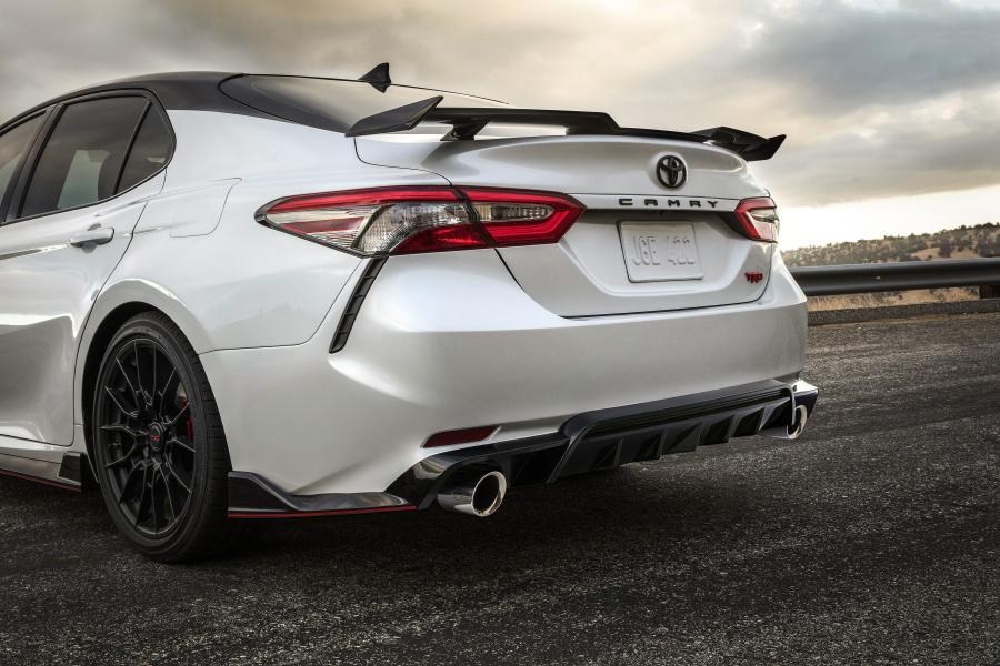 Детали интерьера Toyota Camry TRD 2019 года  (NA) (фото 8 из 23)